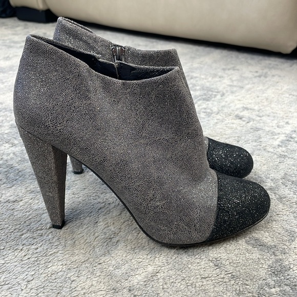 Vince Camuto Amoby2 Ankle Bootie Heel Glitter Cap Toe Gray Black Sz 6.5 - Picture 6 of 13